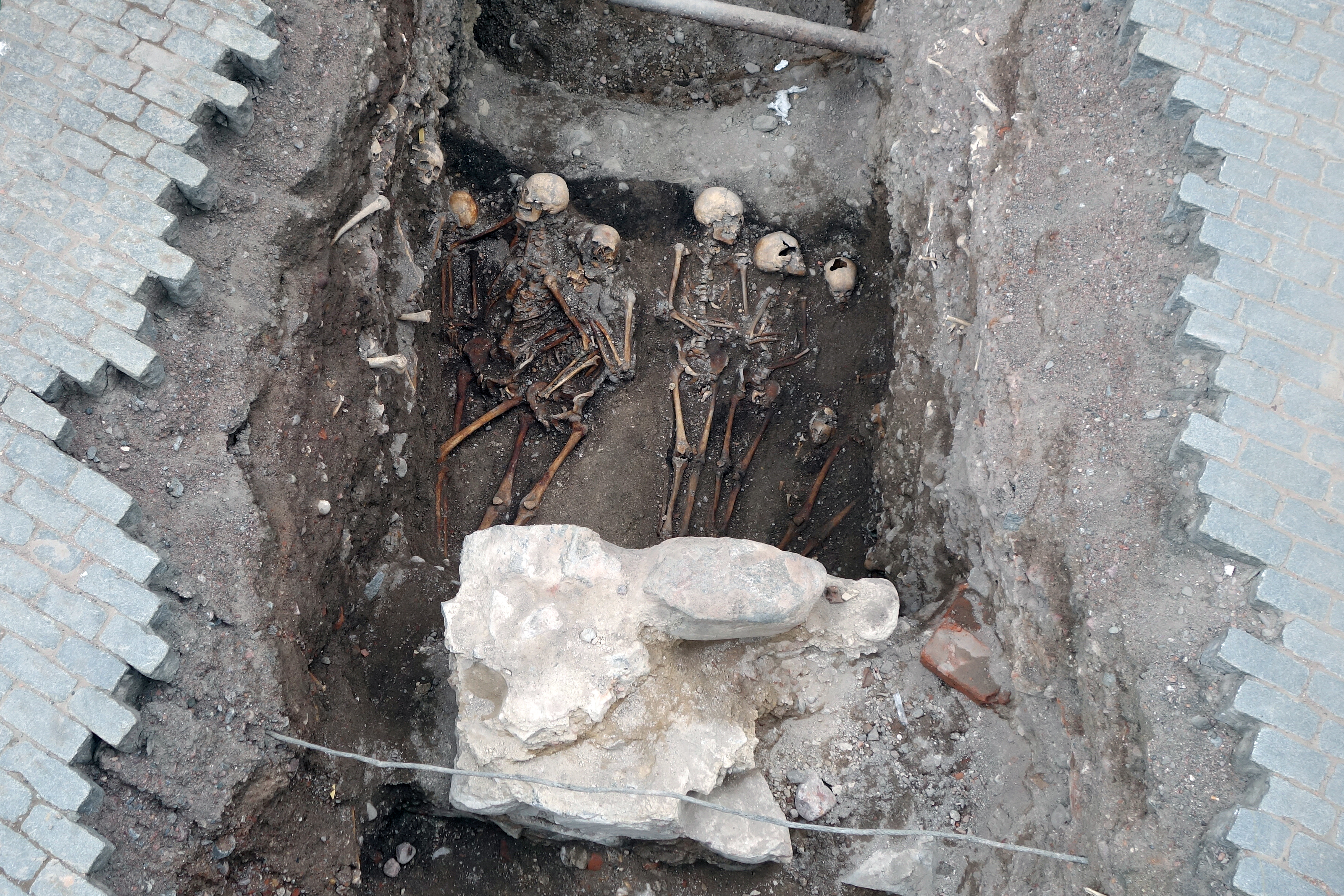 Äldre gravar mur medeltida gravar arkeologi Kungliga Slottet Storkyrkan Gamla stan Stockholm